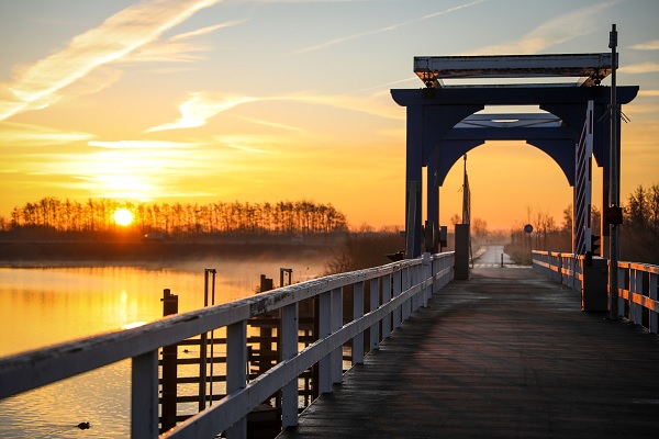 Doorkijkjes bij de brug in Thorn